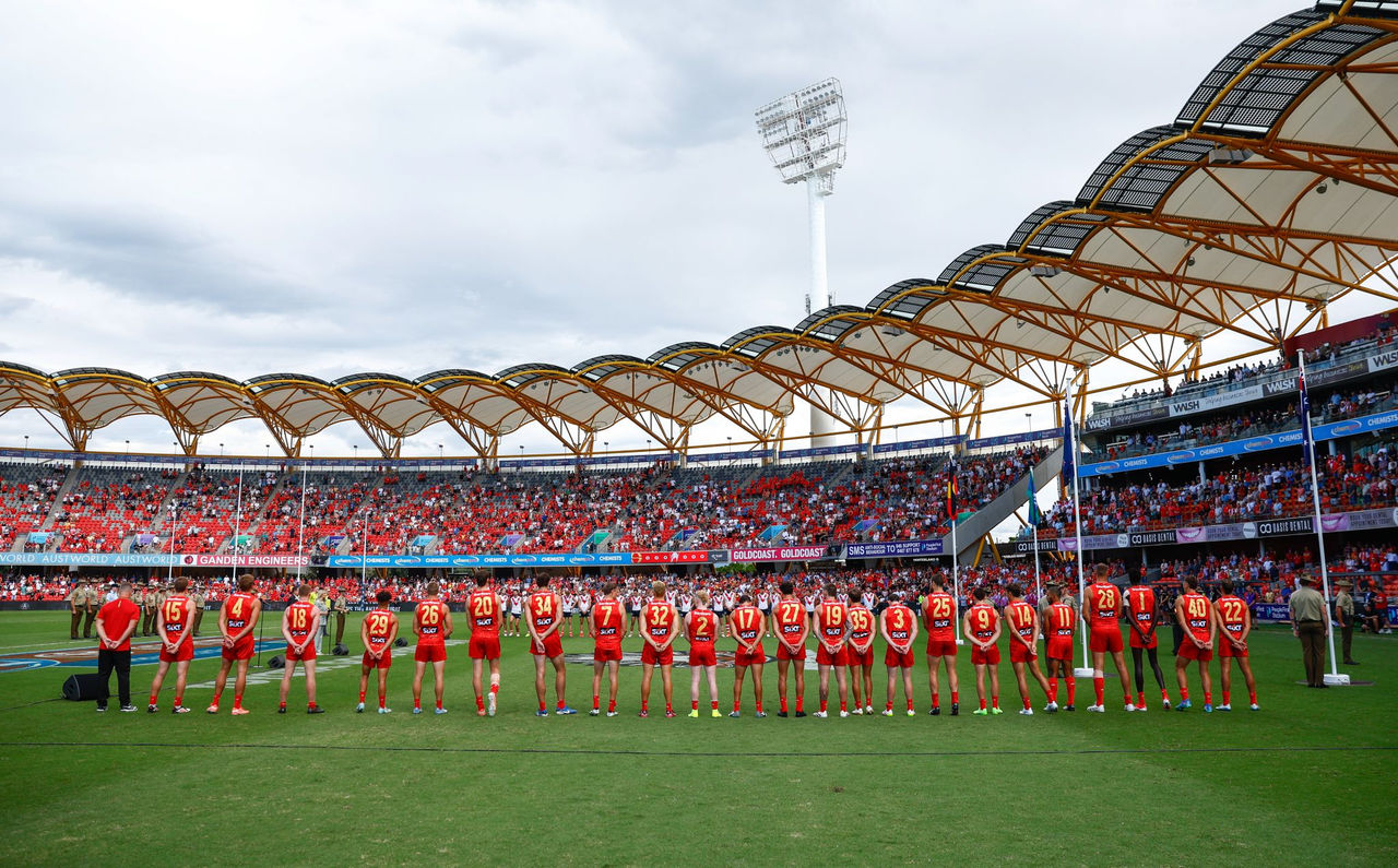 Gold Coast SUNS players line up